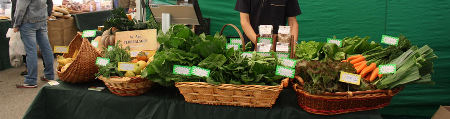 bancarella del mercato con verdure fresche