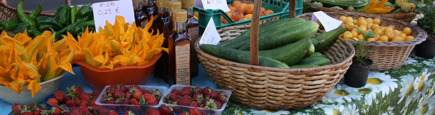 bancarella del mercato con prodotti stagionali